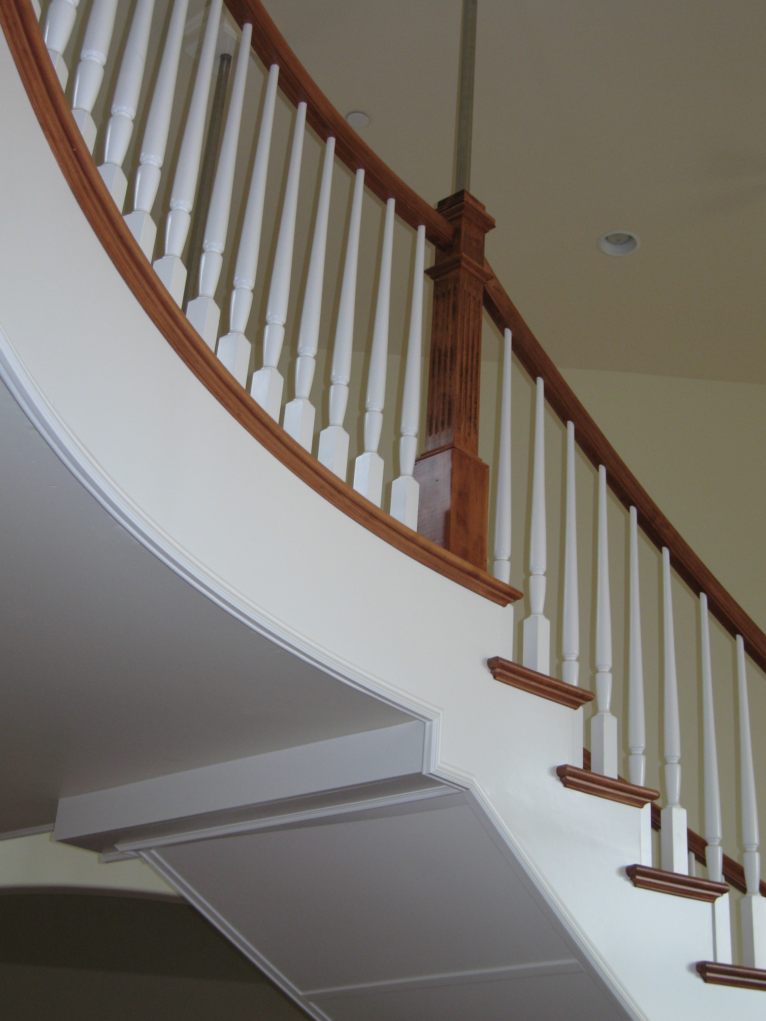 Bunker Hill Pre-finished White Balusters and Maple Handrail